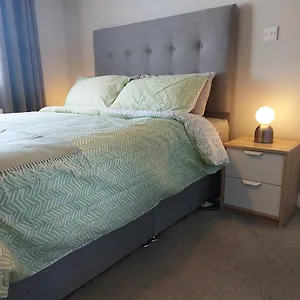 2* Pensión Lawnbrook Town House